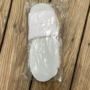 Women’s White Spa Slippers Size Medium 7-8